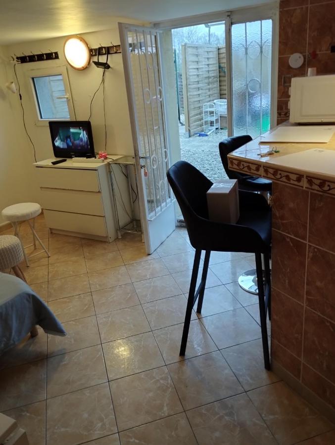 Studio Meuble Avec Piscine Partagee La Ferte-Gaucher Exterior photo